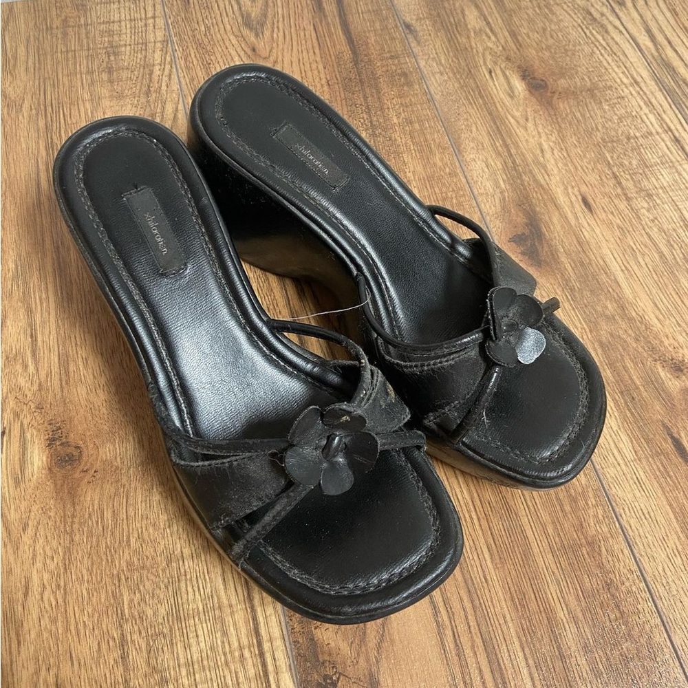 Black flower wedges